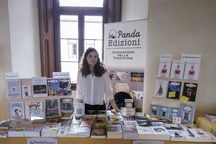 Elena Volpato (traduttrice tedesco-italiano e inglese-italiano) allo stand Panda edizioni